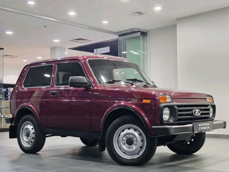 ВАЗ (Lada) 4x4 красный, 1.7 MT (83 л.с.) 4WD