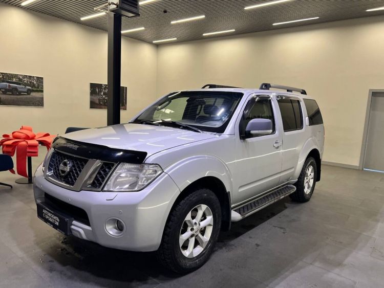Nissan Pathfinder серебряный, 2.5d AT (190 л.с.) 4WD