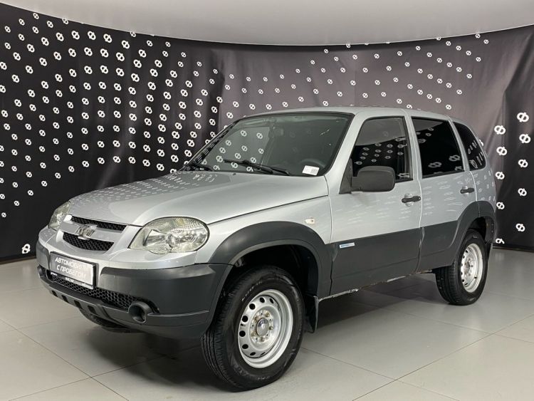 Chevrolet Niva серебряный, 1.7 MT (80 л.с.) 4WD