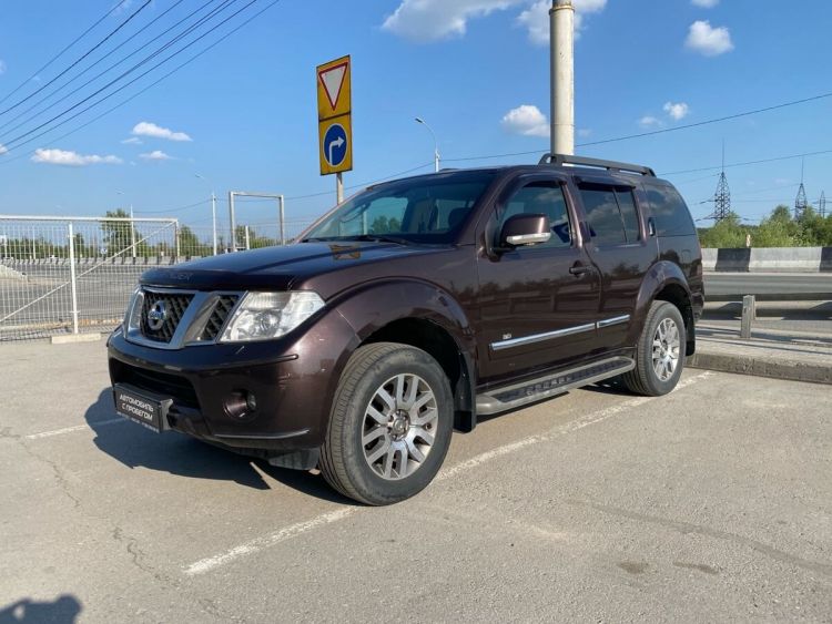 Nissan Pathfinder коричневый, 3.0d AT (231 л.с.) 4WD