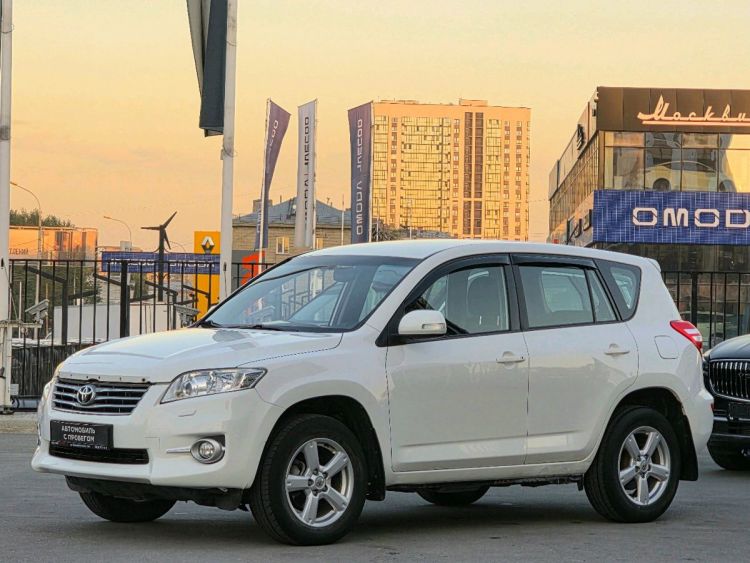 Toyota RAV4 белый, 2.0 CVT (158 л.с.) 4WD