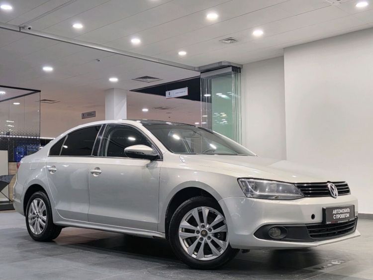 Volkswagen Jetta белый, 1.6 MT (85 л.с.)