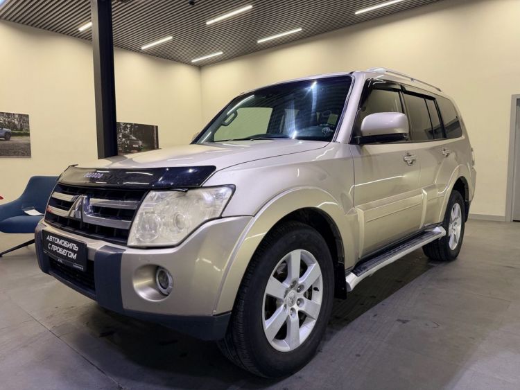 Mitsubishi Pajero бежевый, 3.8 AT (250 л.с.) 4WD