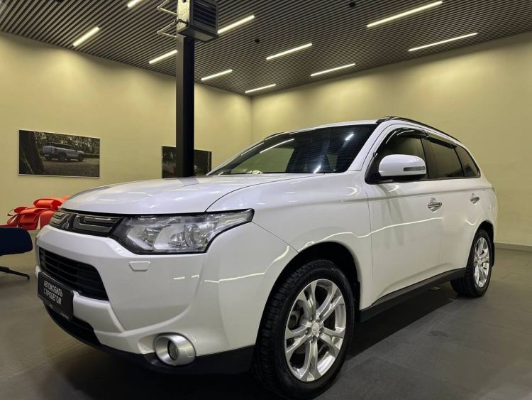 Mitsubishi Outlander белый, 2.4 CVT (167 л.с.) 4WD