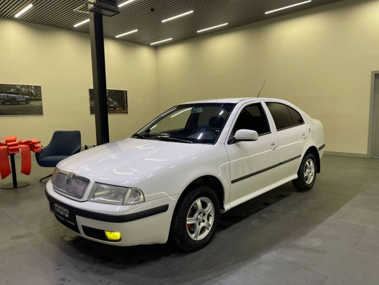 Skoda Octavia белый, 