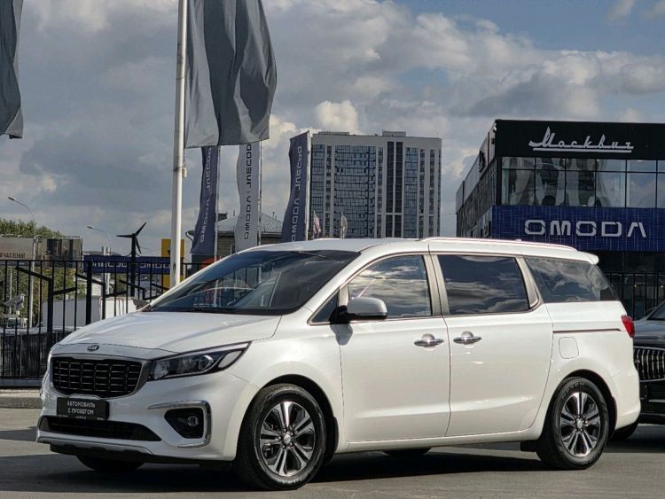 Kia Carnival белый, 2.2d AT (199 л.с.)