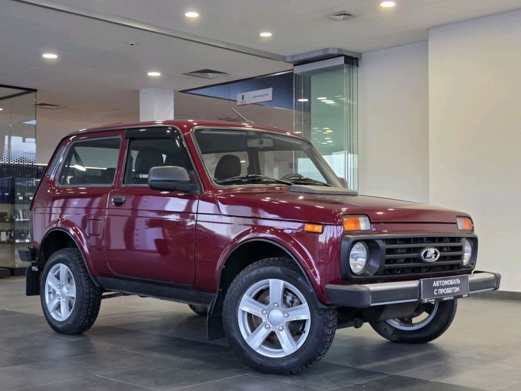 Lada (ВАЗ) Niva Legend красный, 1.7 MT (83 л.с.) 4WD