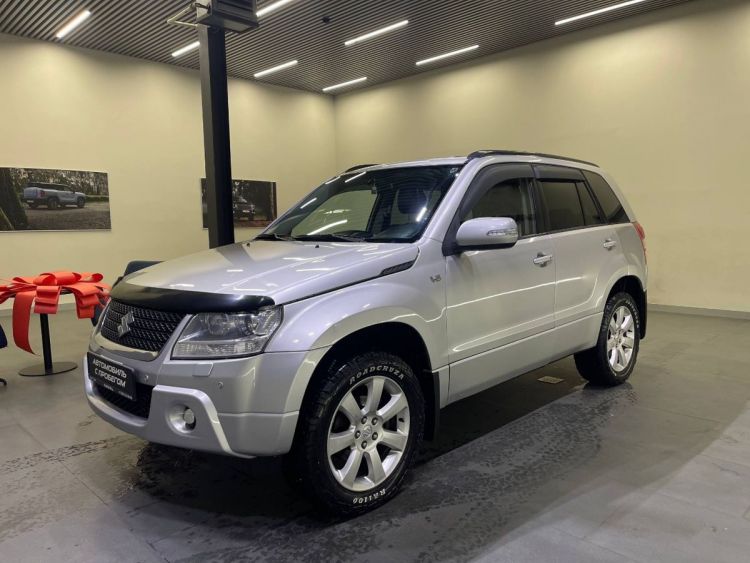 Suzuki Grand Vitara серебряный, 3.2 AT (233 л.с.) 4WD