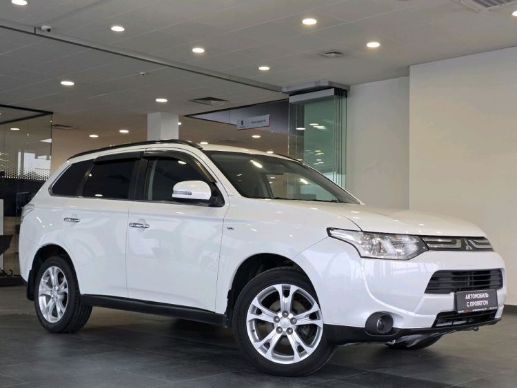Mitsubishi Outlander белый, 3.0 AT (230 л.с.) 4WD