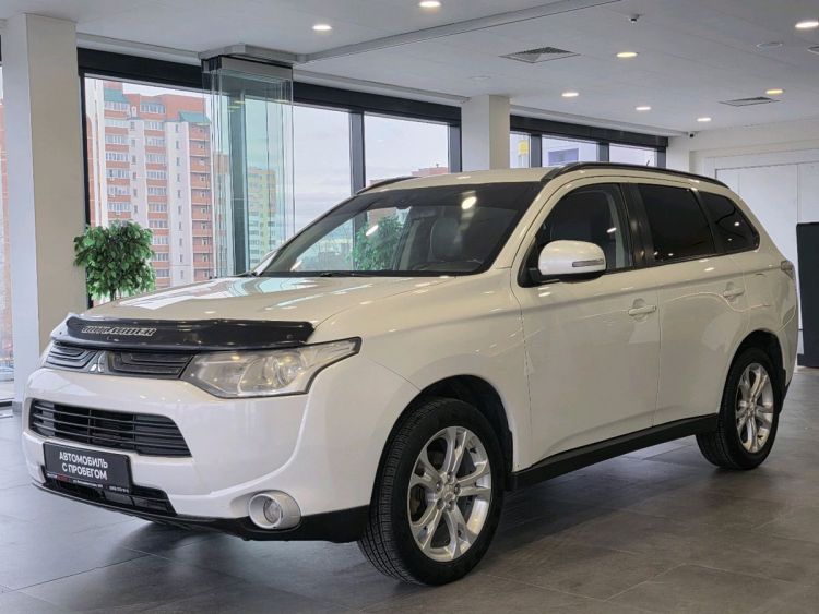 Mitsubishi Outlander белый, 2.4 CVT (167 л.с.) 4WD